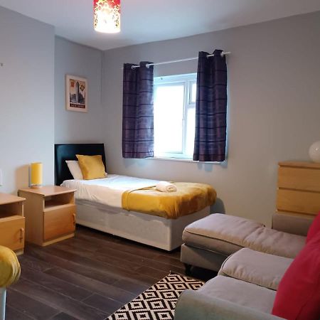 Pearson House - Huku Kwetu 3 Bedroom End Of Terrance House - Family And Business Group Self Catering Accommodation -Huku Kwetu Nottingham Eksteriør billede