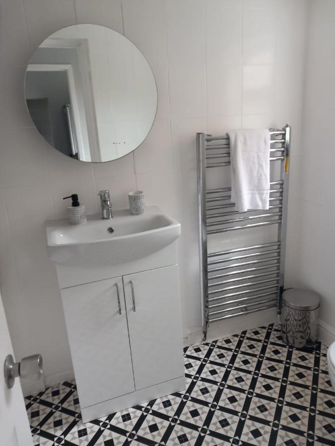 Pearson House - Huku Kwetu 3 Bedroom End Of Terrance House - Family And Business Group Self Catering Accommodation -Huku Kwetu Nottingham Eksteriør billede