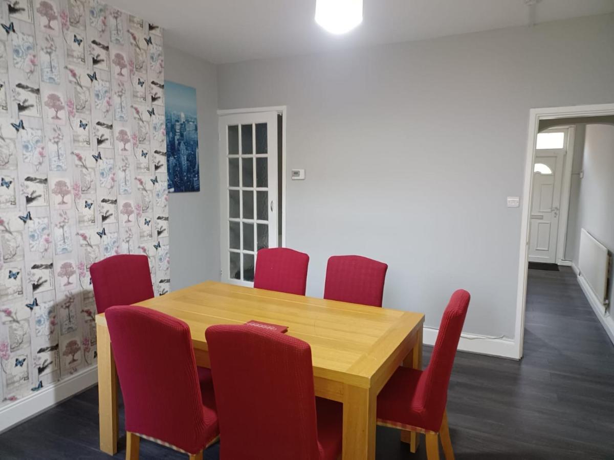 Pearson House - Huku Kwetu 3 Bedroom End Of Terrance House - Family And Business Group Self Catering Accommodation -Huku Kwetu Nottingham Eksteriør billede